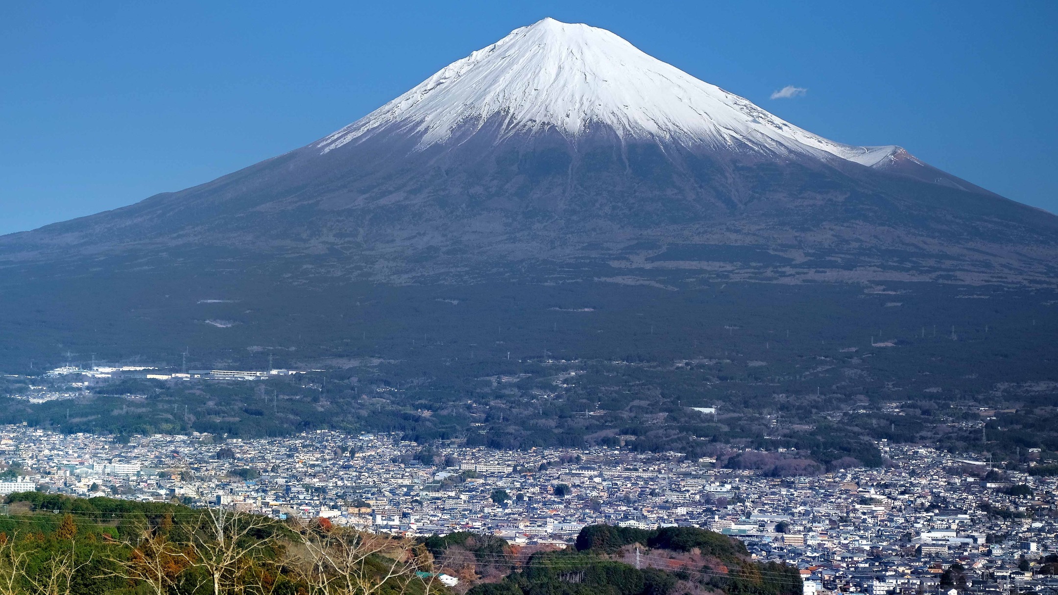 Bunn - 2025.12.28 世界文化遺産の街、富士宮市明星山からの景観は素晴らしい 市街地の街並みを見下ろす雄大な富士山、未来永劫此の ...