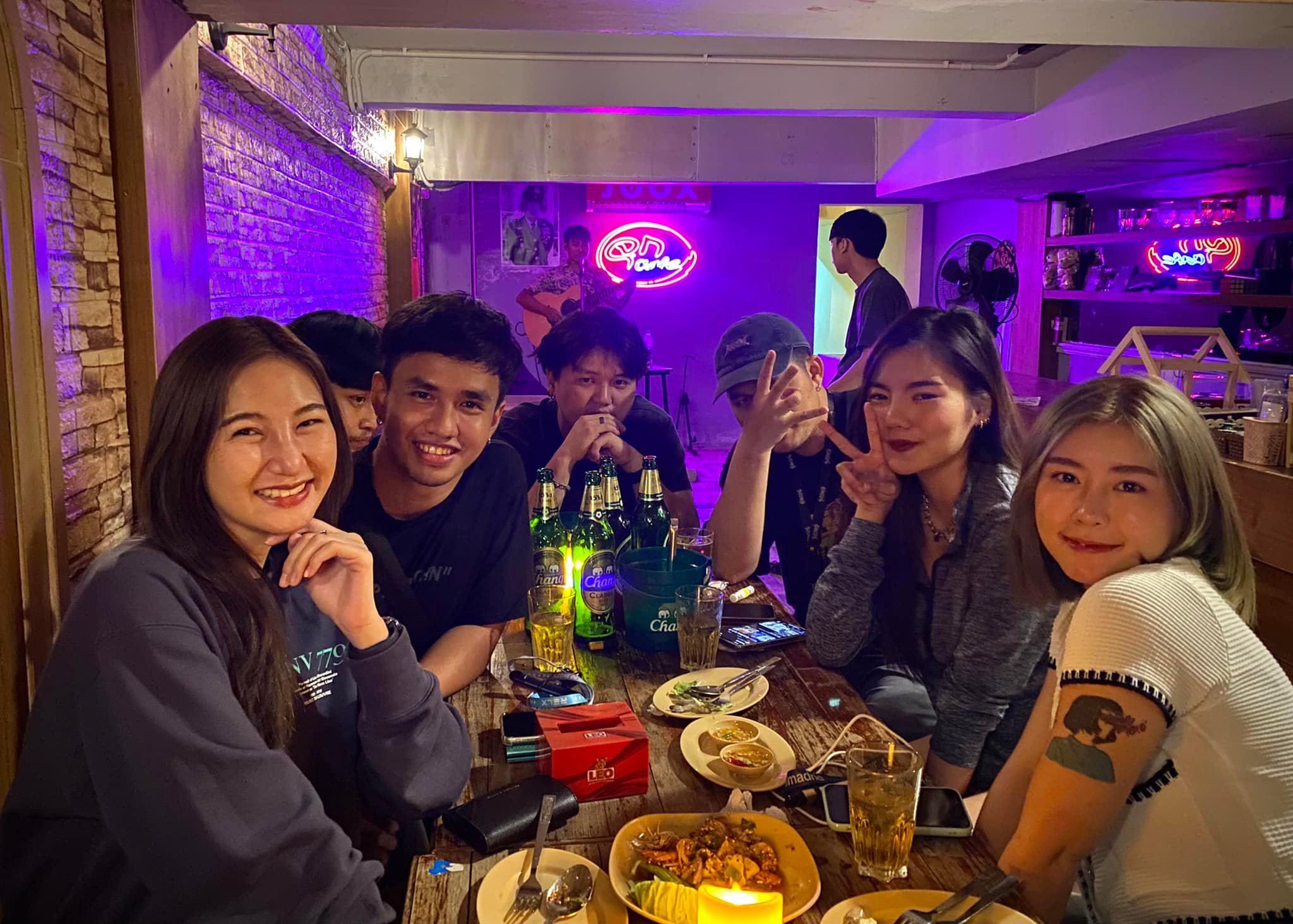 แอตสงสัย ลูกค้ากินอะไร ทำไม... - Unique Bar Ratchada | Facebook