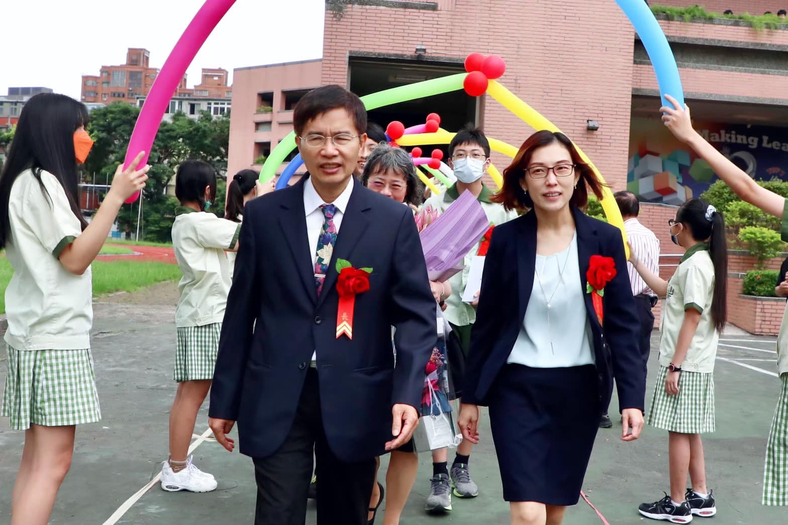 江翠國中粉絲團 - 感謝江翠國中梁坤明校長，三年多來的用心與陪伴，十年樹木百年樹人，感謝梁校長的用心與親師生，在翠中校... | Facebook