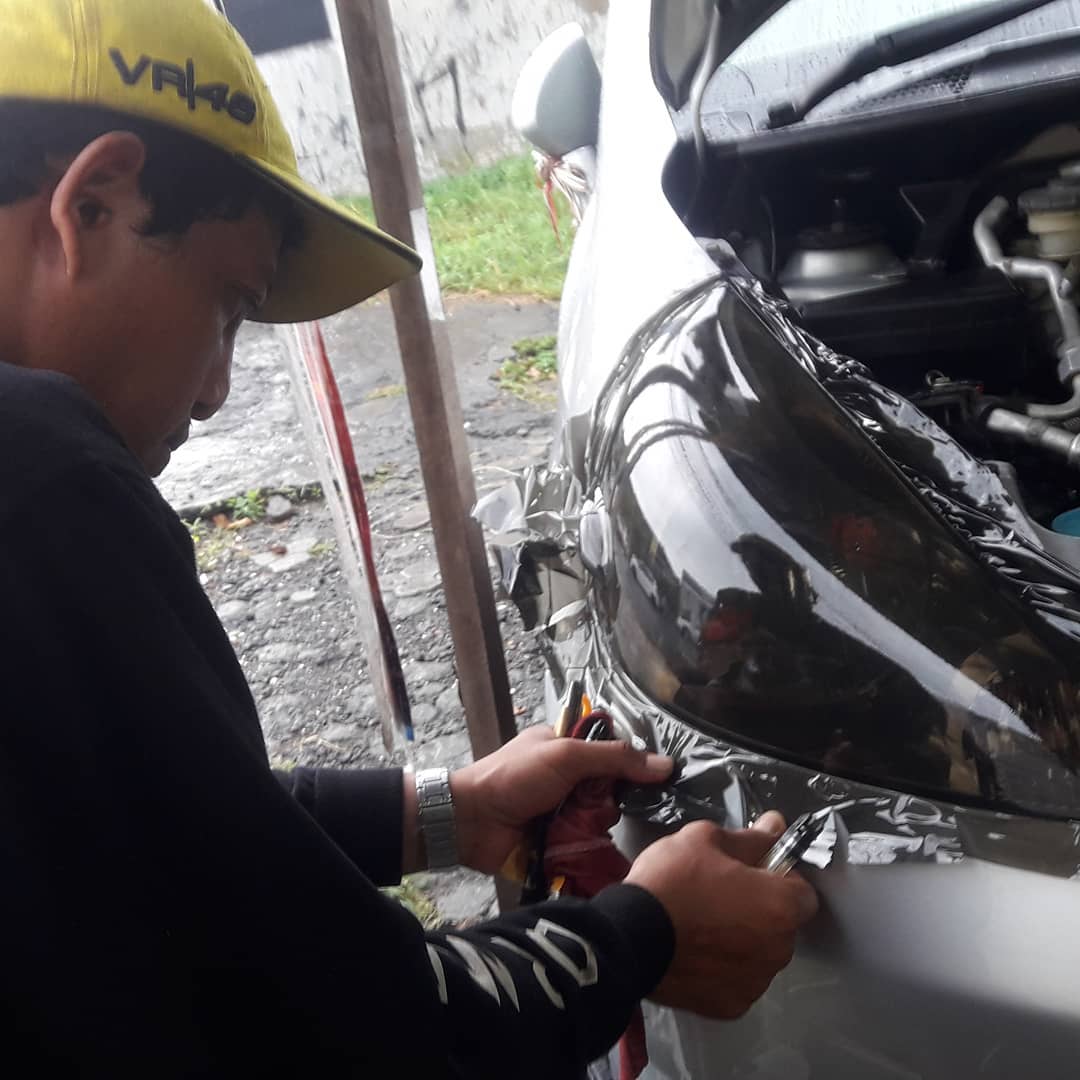 Pasang Riben Hitam Di Lampu Depan Mobil Budi Stiker Bali