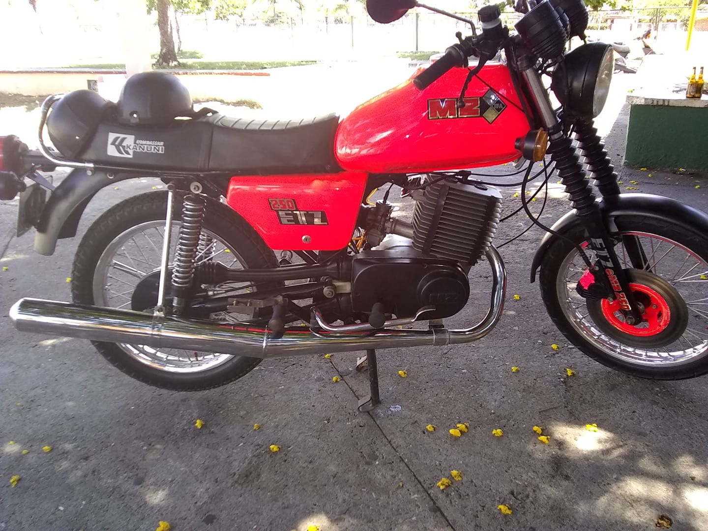 MZ ETZ 250, 251, 301 RUEDA DE CARRETA Y PINA (PIÑA) DOBLE