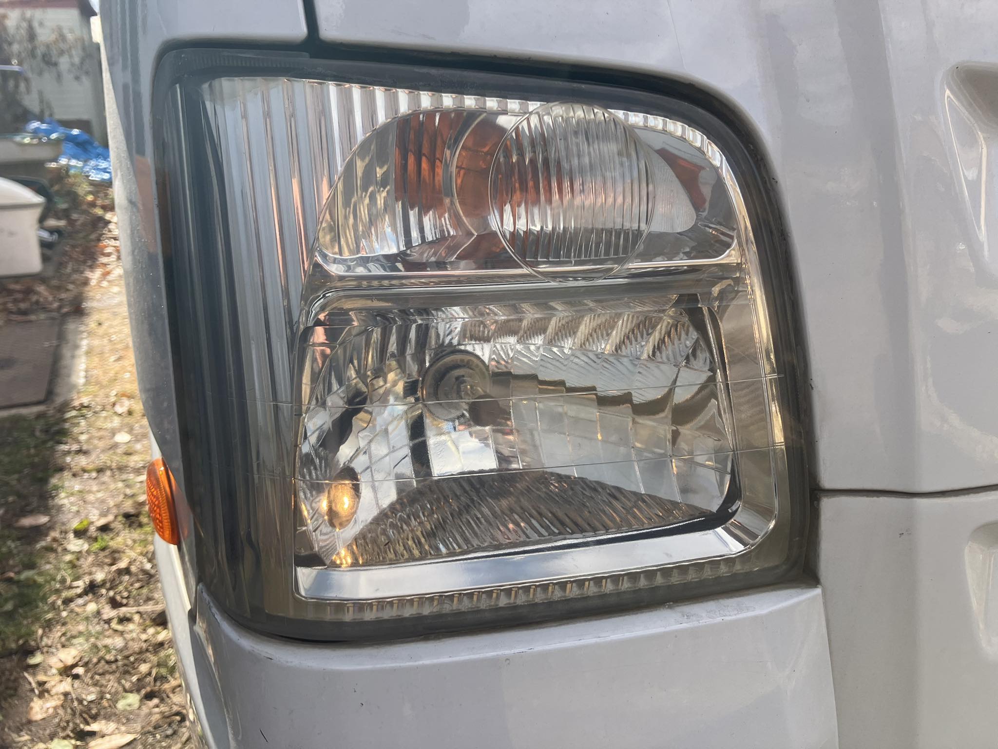 昨晩帰宅時に右ポジションランプの球切れに気づいた。 せっかくなので