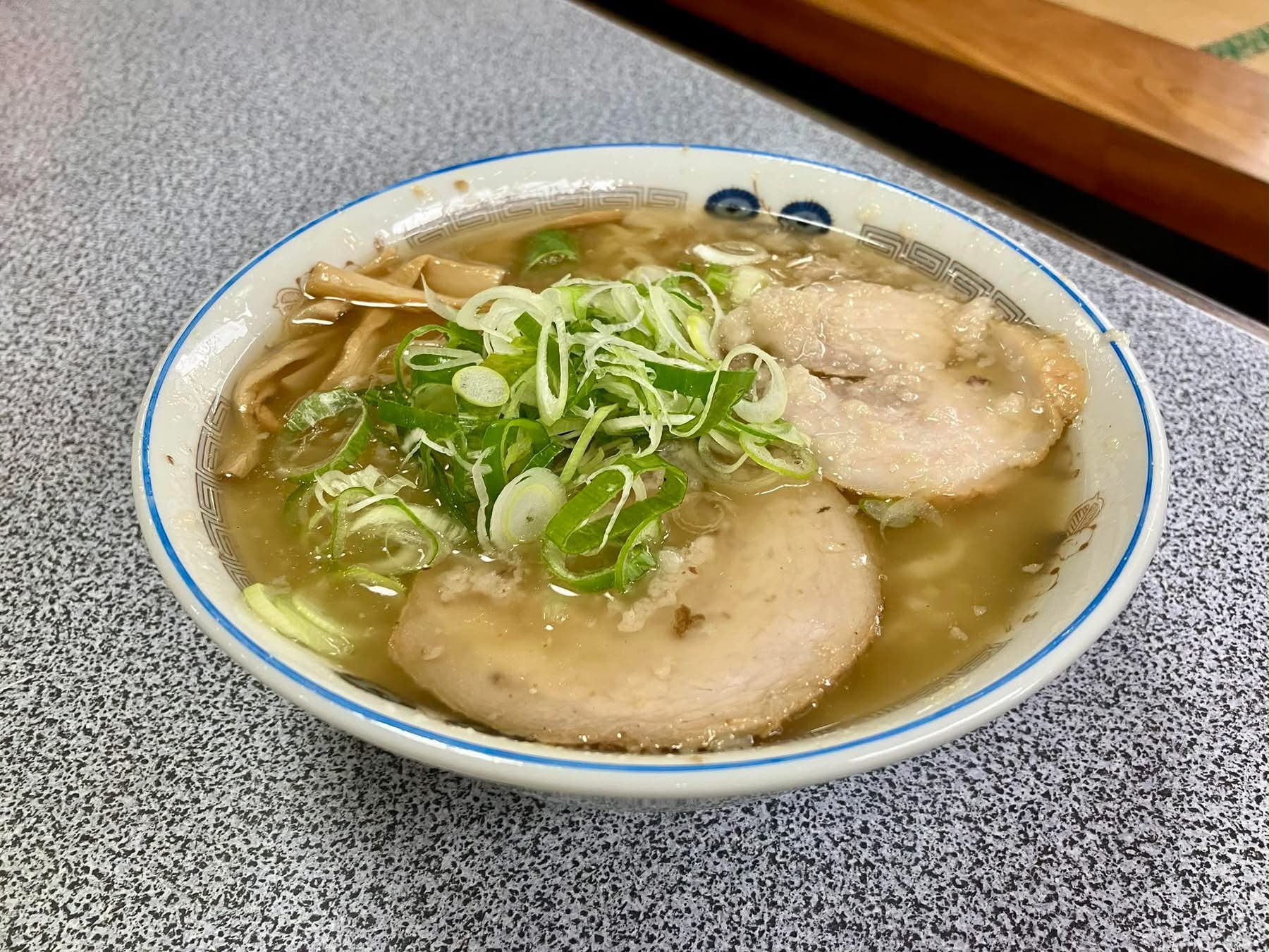 らーめん南の。 背脂ラーメン900円 大盛り150円 麺は太麺だけど燕の背