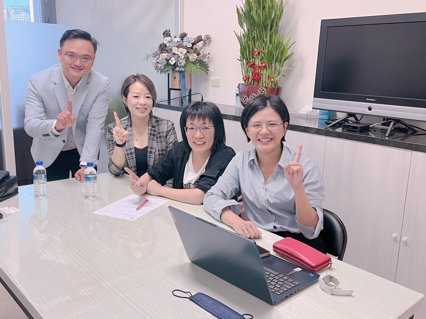 翔昱 - 用不同專業～ 服務相同客群 從開業～營登～法顧～稅務～資產傳承 （律師/會計師/財富管理） 一條龍服務…創造差異化服務！ 高資企業 ...