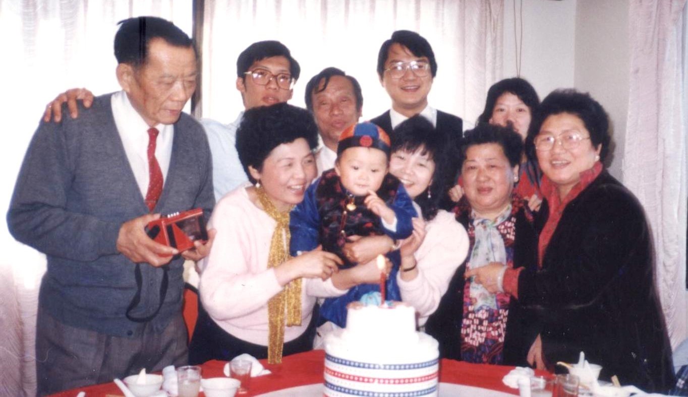 Kyle - 1987.02.16. #這是張家第三代長孫滿周歲 ! 爺爺奶奶, 外公外婆, 還有姨婆, 以及爸爸媽媽, 舅舅和表姑, 一起 ...