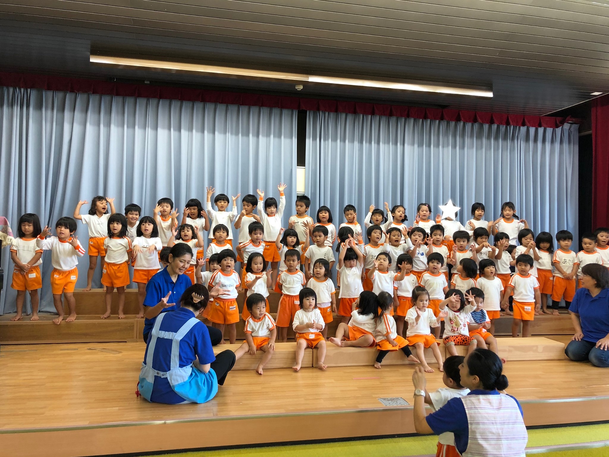エムオーエー沖縄幼児学園 発表会練習スタート 今日は 視聴覚室に集合して 初めての全体練習 と言っても 歌は毎朝楽しんでますので 並び方の確認です みんなひな壇で嬉しそうに歌っていました 各クラスのダンスや劇遊びの練習も楽しんで進めてまいります