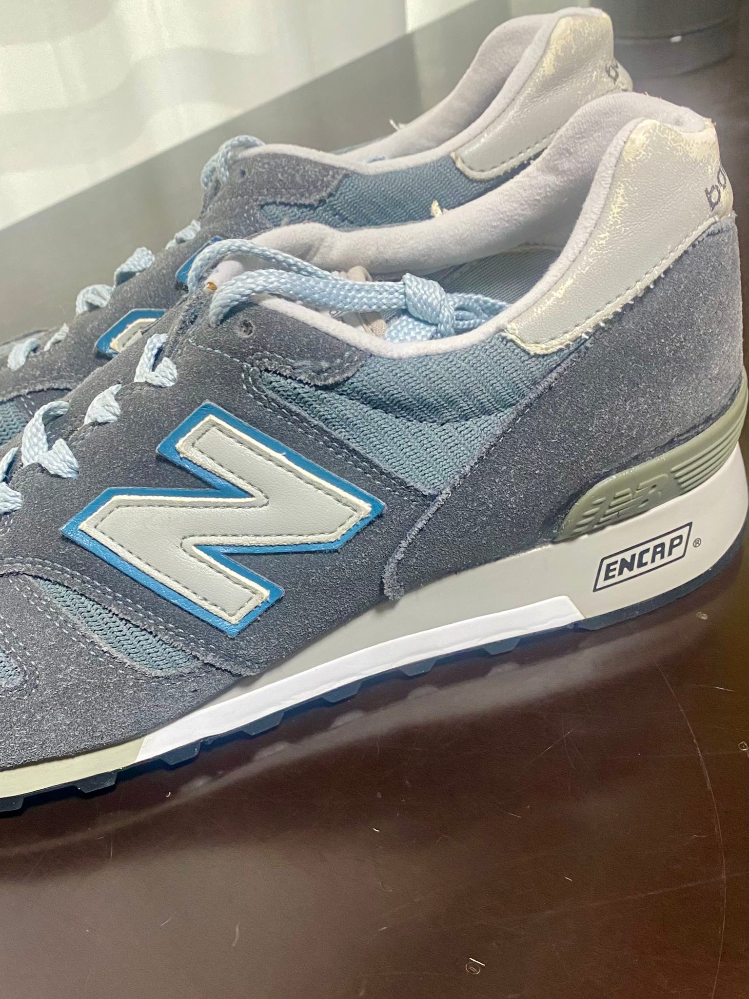 恵比寿の街中で経年劣化による加水分解でソールが剥がれた New Balance 
