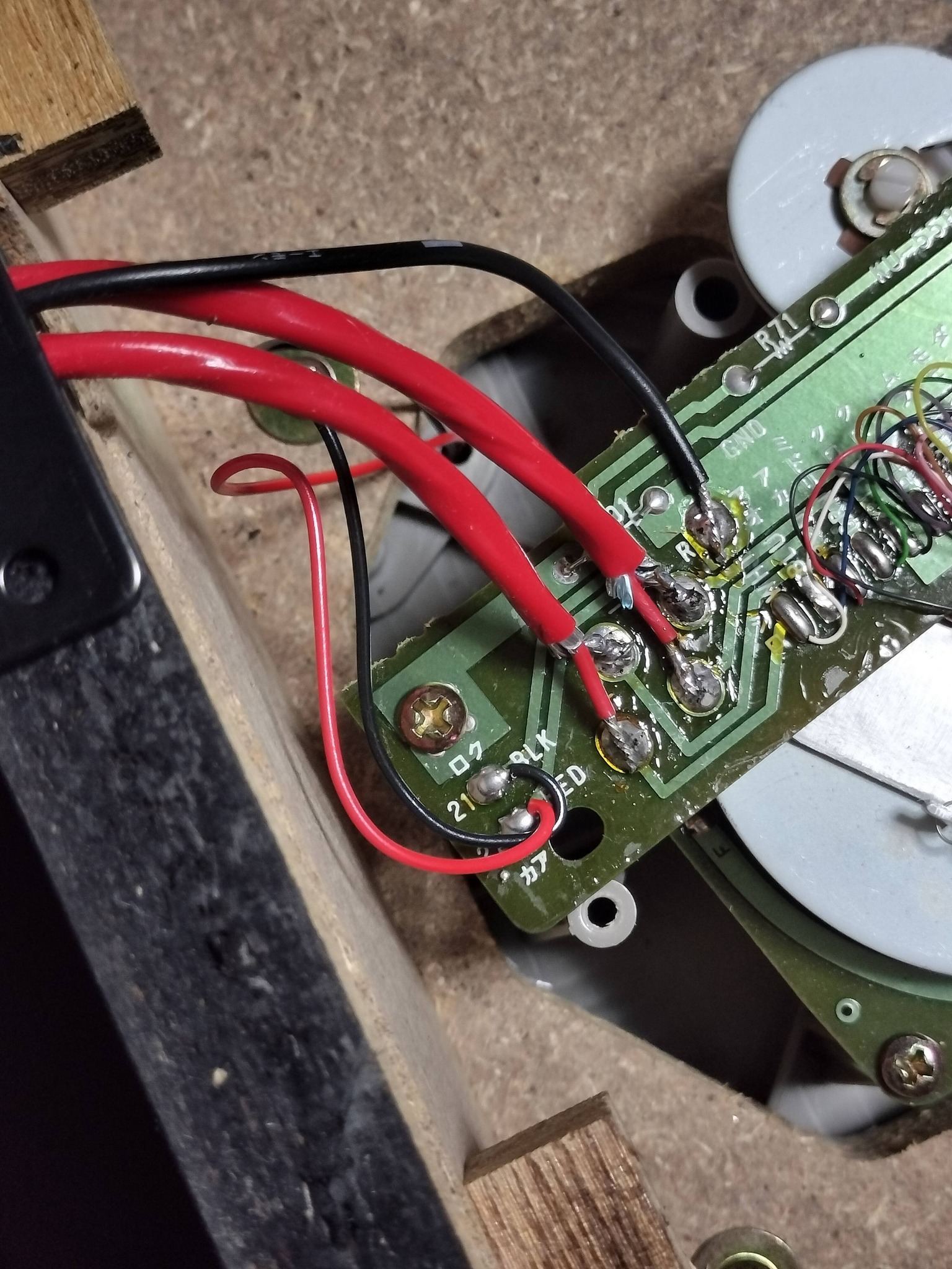 私のDP-47Fに5ピンのフォノ端子なんて高級機種パーツは付いてません