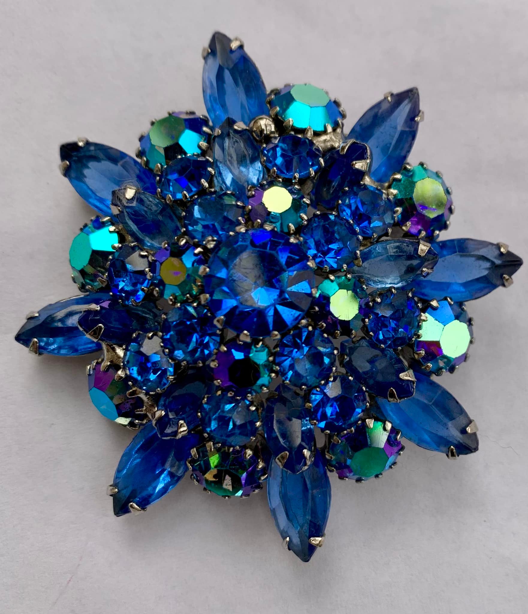 Is this Juliana or D&E jewelry with multi-pronged chatons?