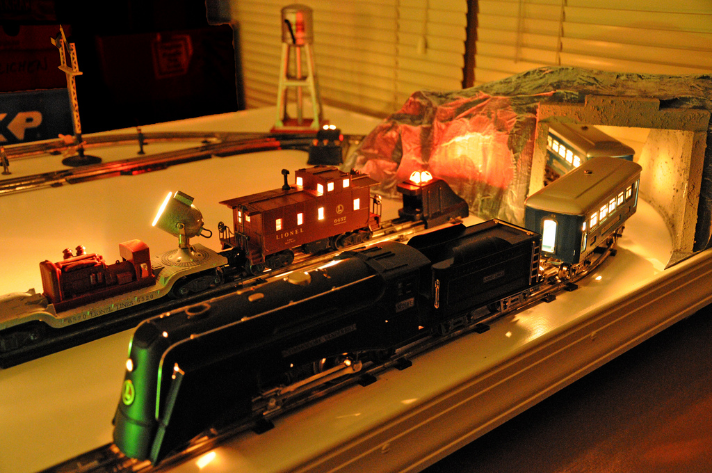 Lionel Trains | Commodore Vanderbilt set running past a 1950 maroon ...