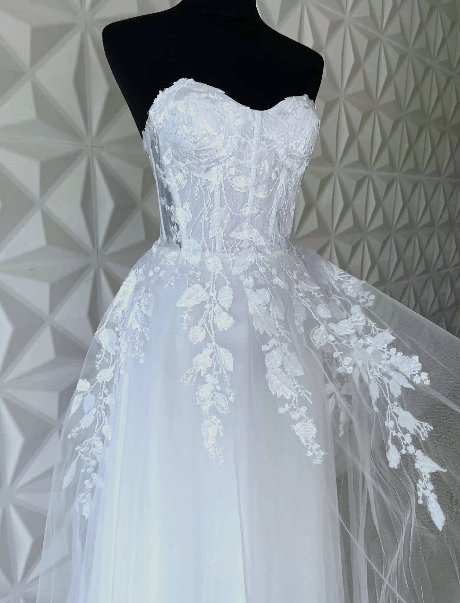corset deb dresses A stunning gown featuring a semi see through lace detailed bodice and a back which adjust for a perfect fit. Will fit a size 8. Brand new, never worn or Color:as-picture Vintage Save The Queen Asymetric Melbourne