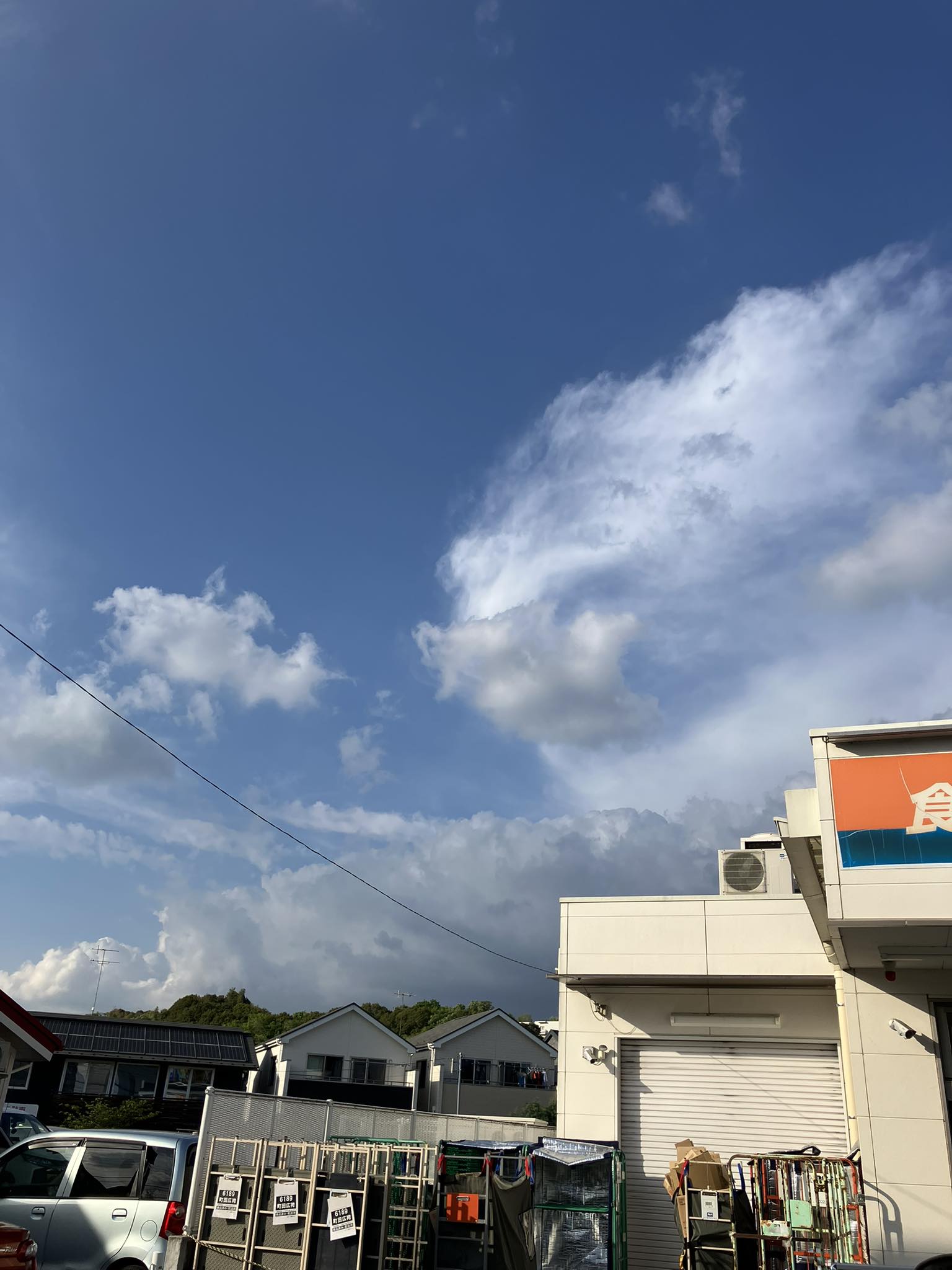 向かって右側の雲が龍のお顔のように見えてパチリ