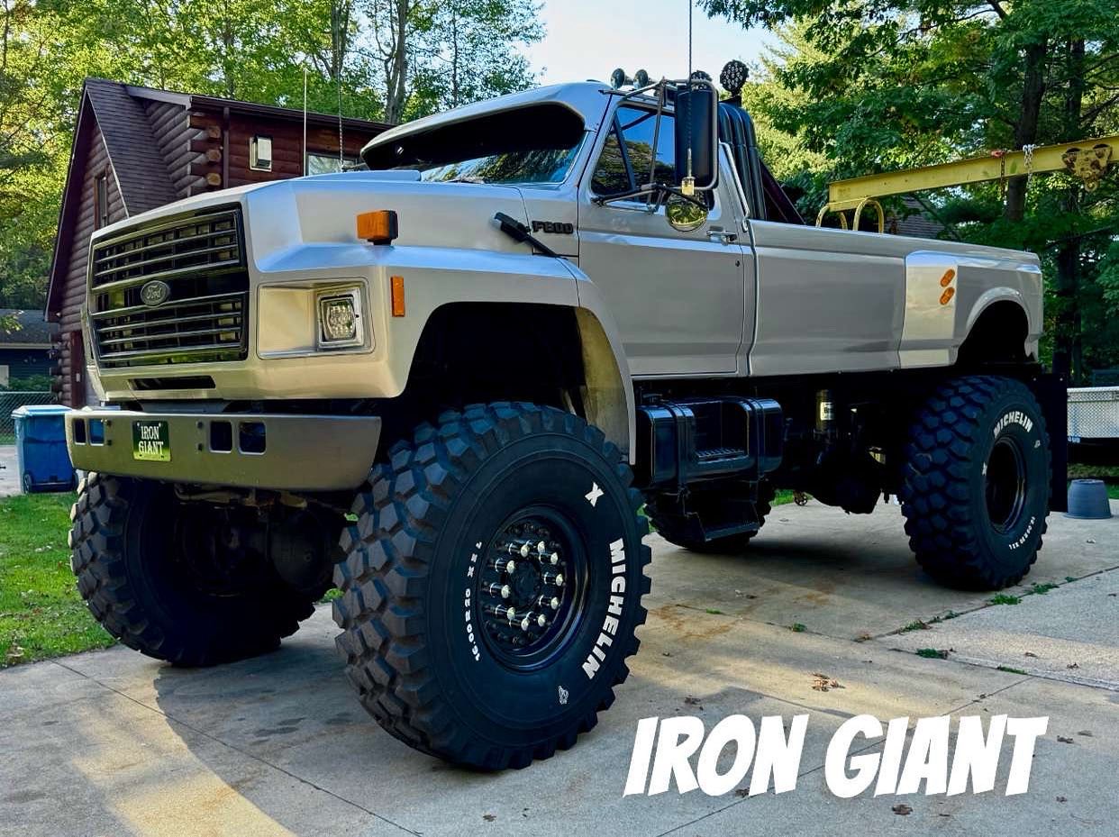 Lifted Ford F800 4x4 with 53
