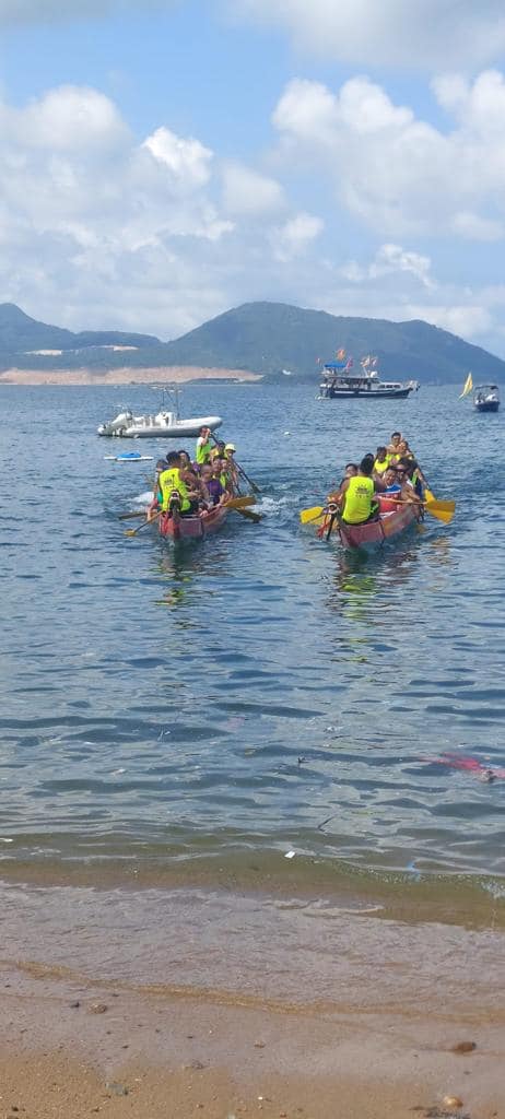石澳居民會 - 昨天柴灣娛民娛樂會龍舟到天后廟參神，順道與本村村民一起預祝端午節。頒過錦旗後，更與村民進行了爬龍船比賽...