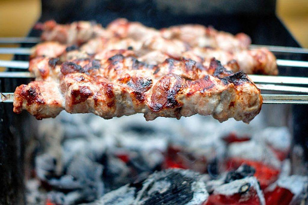 Шашлык на мангале. Мясо на мангале. Мясо на углях. Шашлык жарится