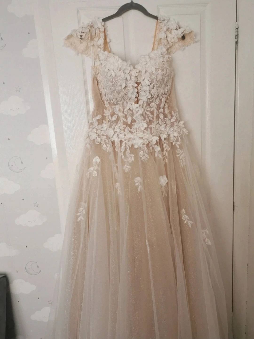 Enchanting by Mon Cheri wedding dress white/champagne underlay with sparkle absolutely adored my wedding dress its a size 14 didnt need any alterations and fitted me like a glove. It has a