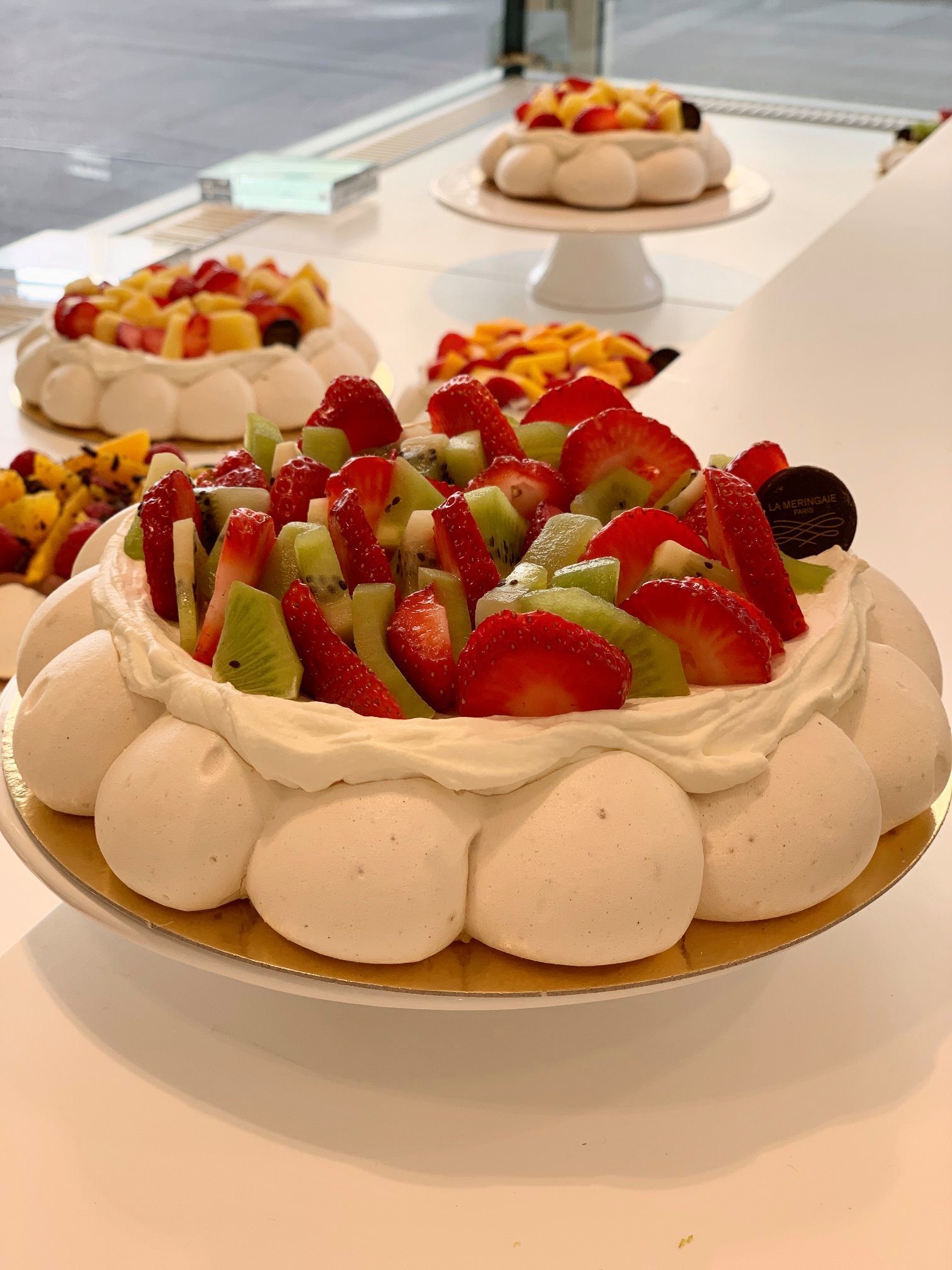 La Meringaie Meringaie De La Semaine Eugenie Creme Fouettee Citron Et Menthe Fraiche Fraises Et Kiwi Les Fraises Apres Le Soleil Printanier De La Semaine Derniere Sont Aromatiques Et Charnues Un
