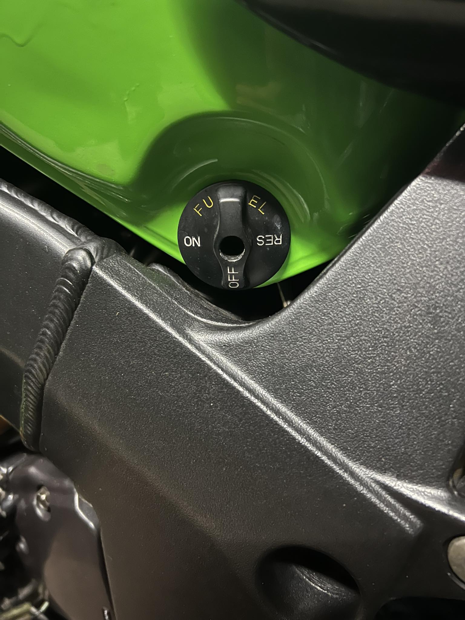 What is the peacock position on a 2001 Kawasaki ZX-7R?
