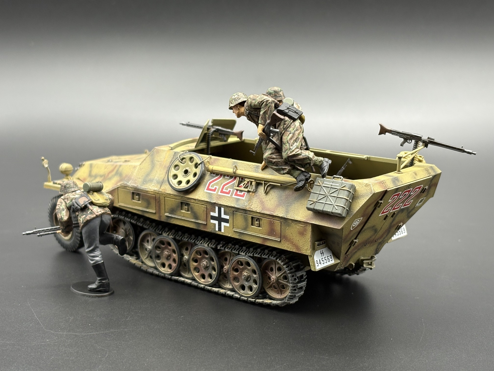 タミヤ 1/35 ドイツ ハノマーク装甲兵員輸送車D型 シュッツェン