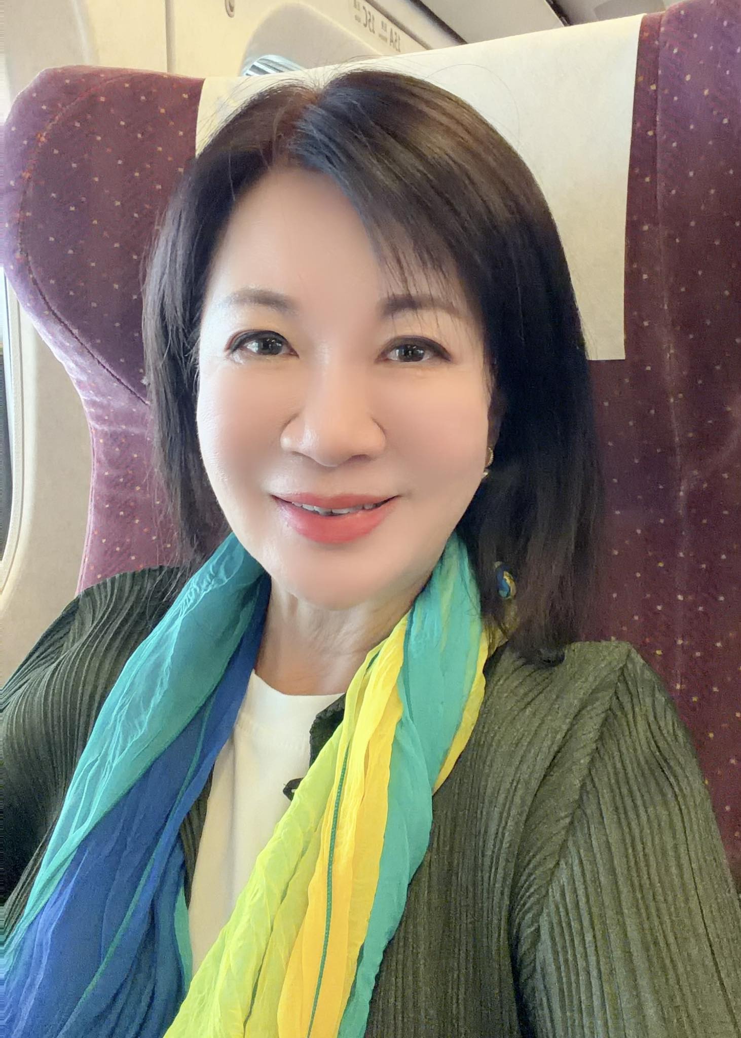 皇珍 - 原來我這麼喜歡工作！ 今天台北正常上班上課，台中、高雄停班停課 原本秘書安排我遠距在家工作。 今晨看了電視氣象報告之後，還是決定北上 ...