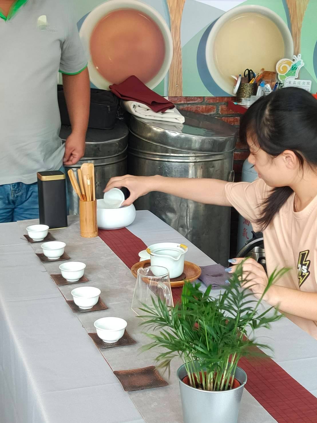 高雄市立六龜高級中學 - 《探究實作，製茶體驗》 Inquiry and Practice: Tea...