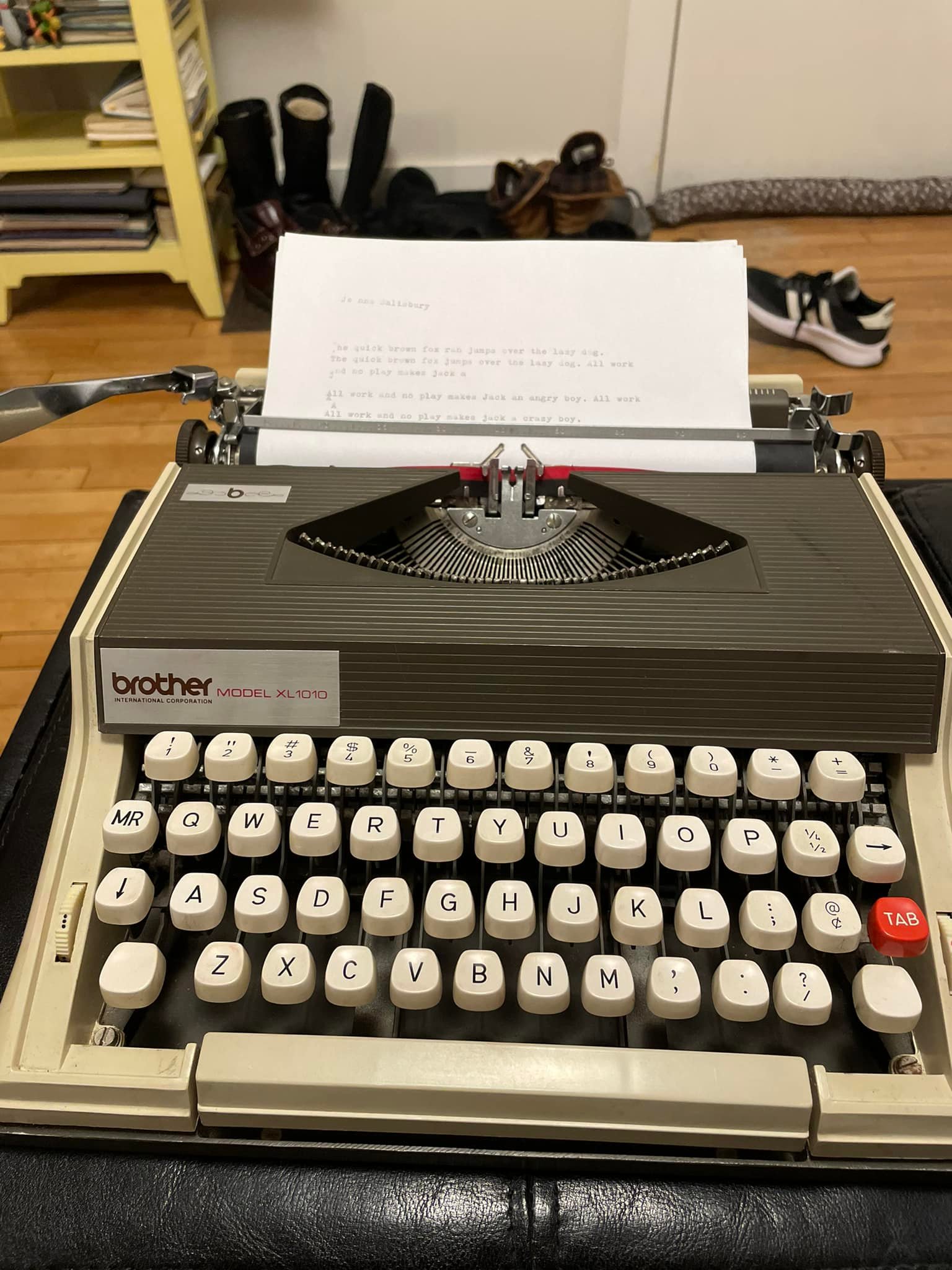 Brother XL1010 typewriter capabilities and features