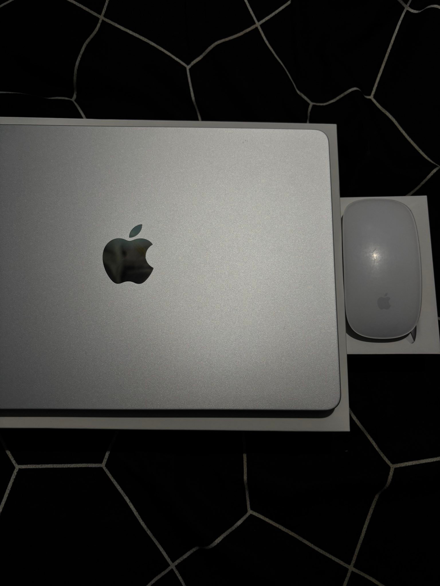 Ta bende un MacBook Air M1 chip hunto cu su apple magic mouse pa 