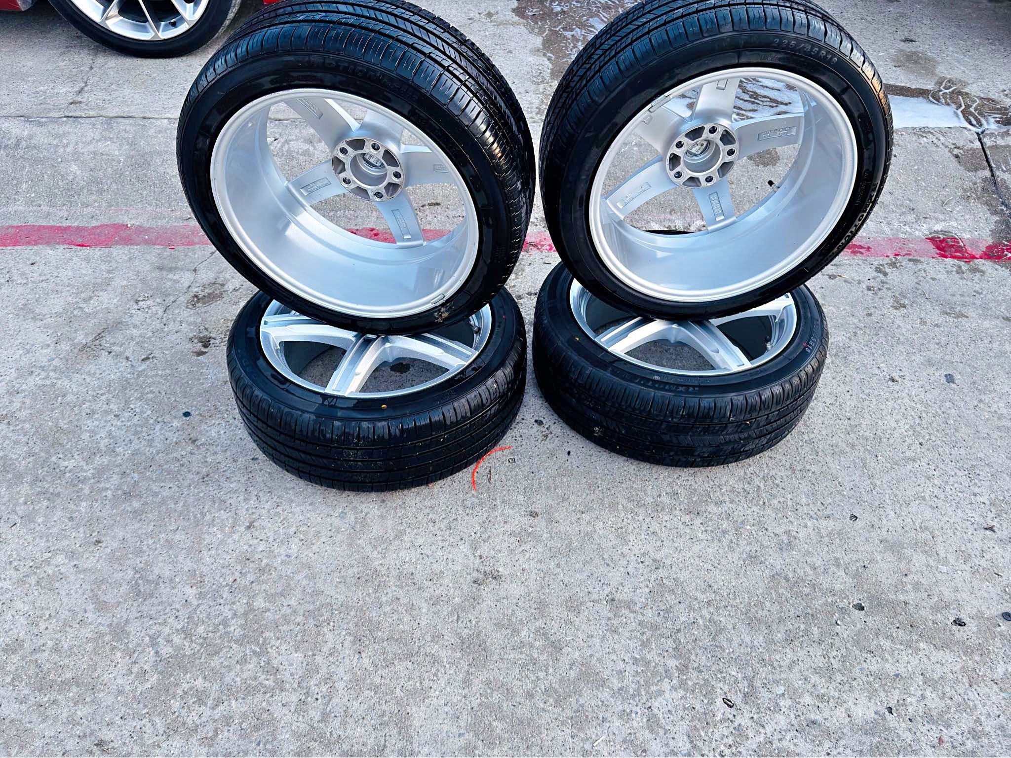 Like-new tires and rims—used for only one week. Llantas y rines ...