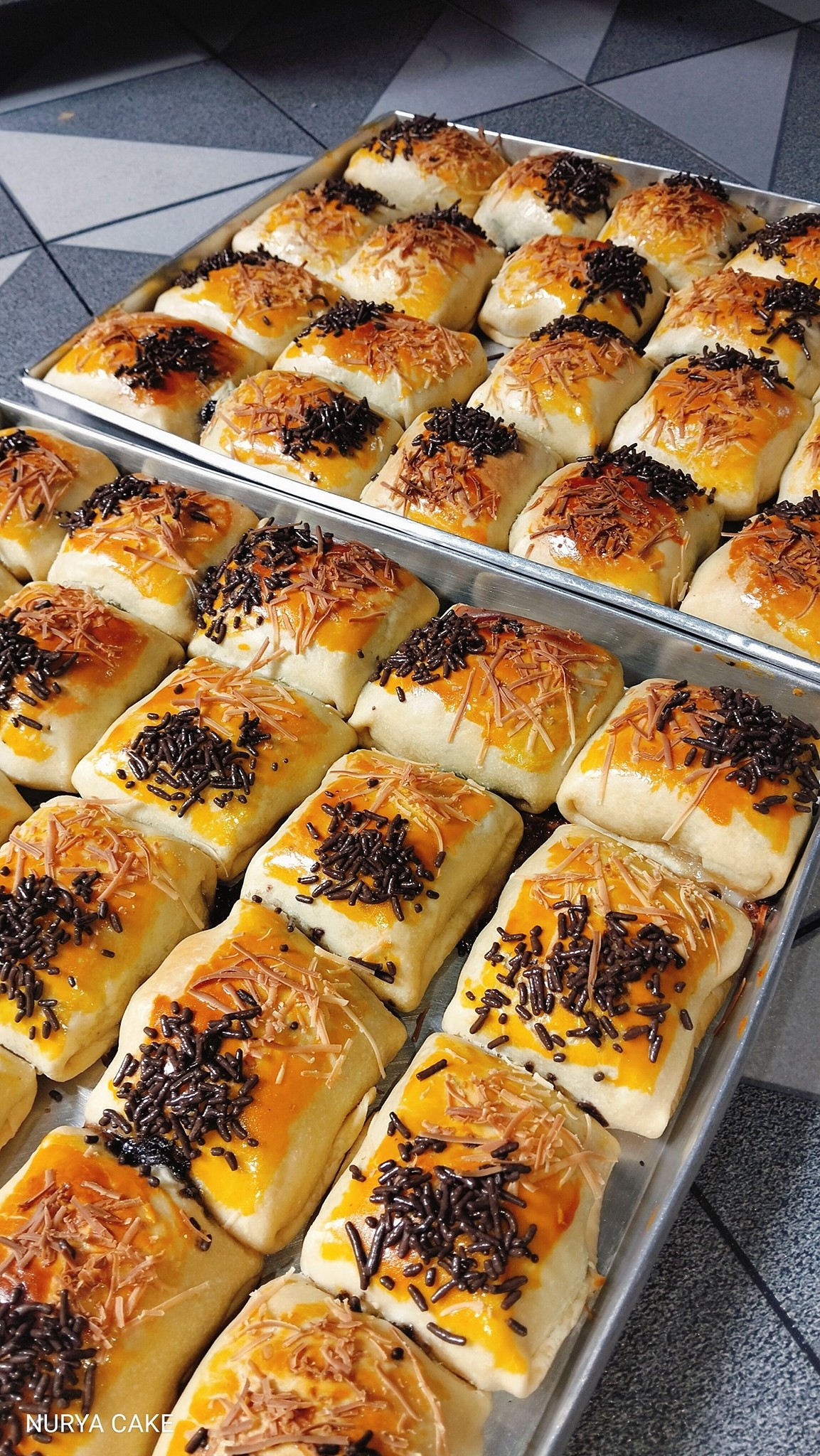 PENGUSAHA ROTI | Roti Chan.. dengan isian butter cheese dan toping ...