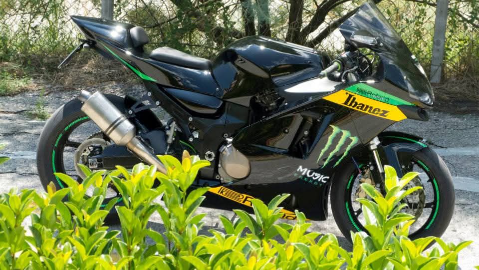 Anche se non sembra, è una ZX 12 R del 2002.