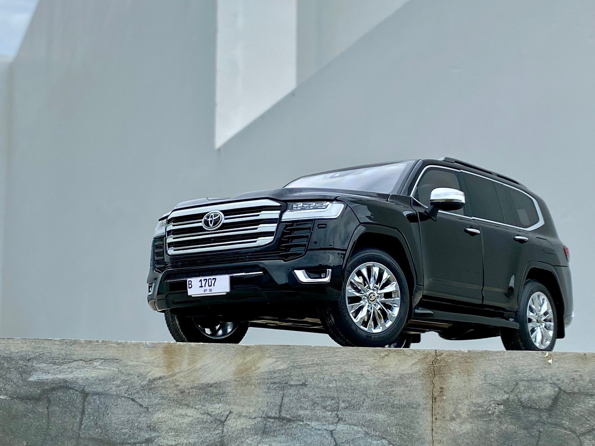 1:18 LCD Toyota Land Cruiser ZX 300 Une 490 mynga