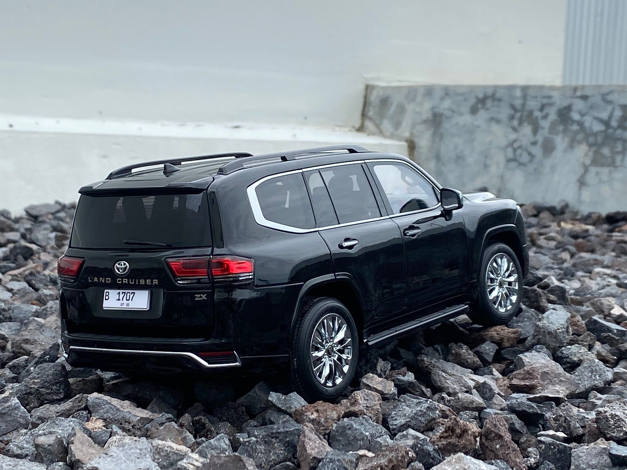1:18 LCD Toyota Land Cruiser ZX 300 Une 490 mynga