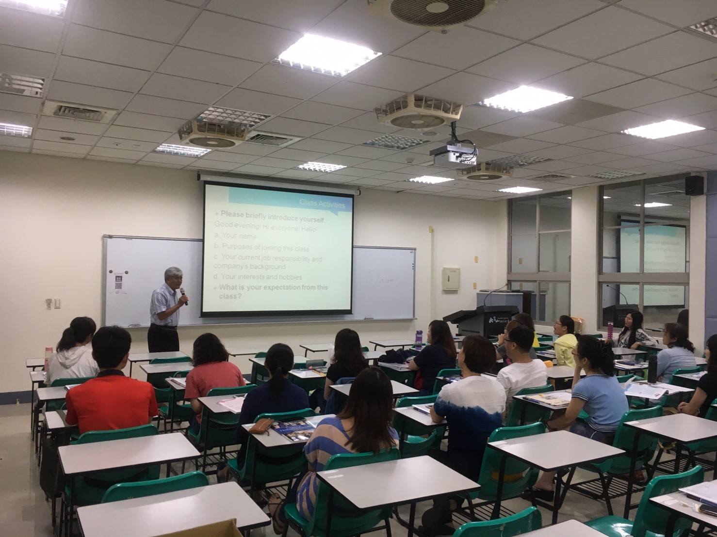崑山科技大學推廣教育組 - 【產投】觀光英文會話班開課囉～！ 儘管上課前不久台南開始下起了傾盆大雨，...