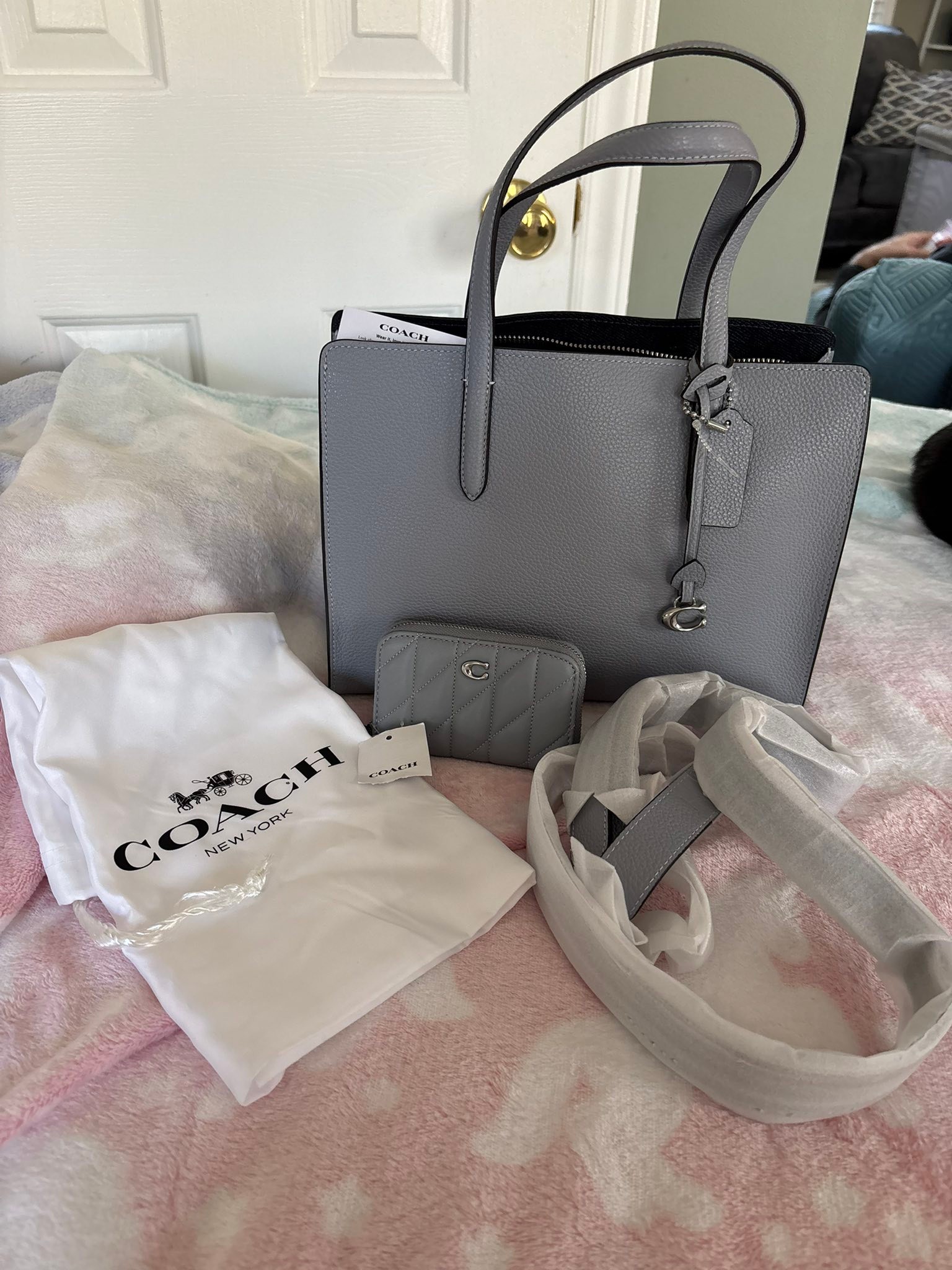 100% authentic Coach Gallery Tote. Never used, wife got a new one 