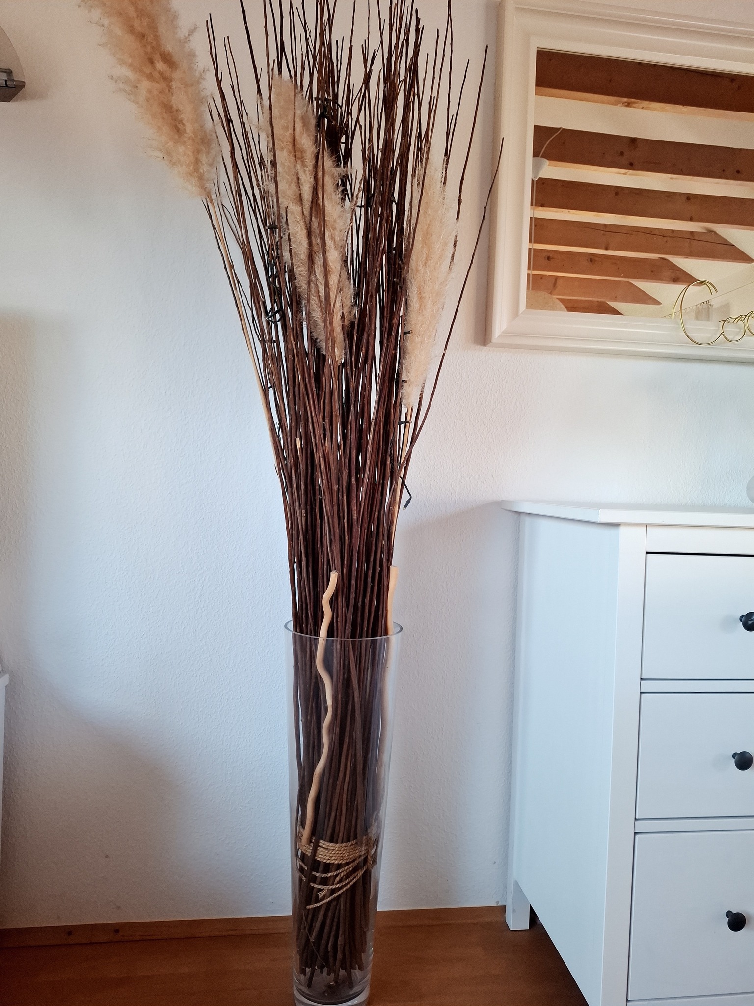 Ikea Bodenvase ohne Beschädigungen inkl. Dekoäste zu verkaufen. Ideal für Lichterketten, Weihnachtsdeko, eine große Kerze, Blumen usw. Die Höhe der Vase beträgt 70cm , Durchmesser oben 22cm, Durchmesser Boden 14cm. Die Höhe