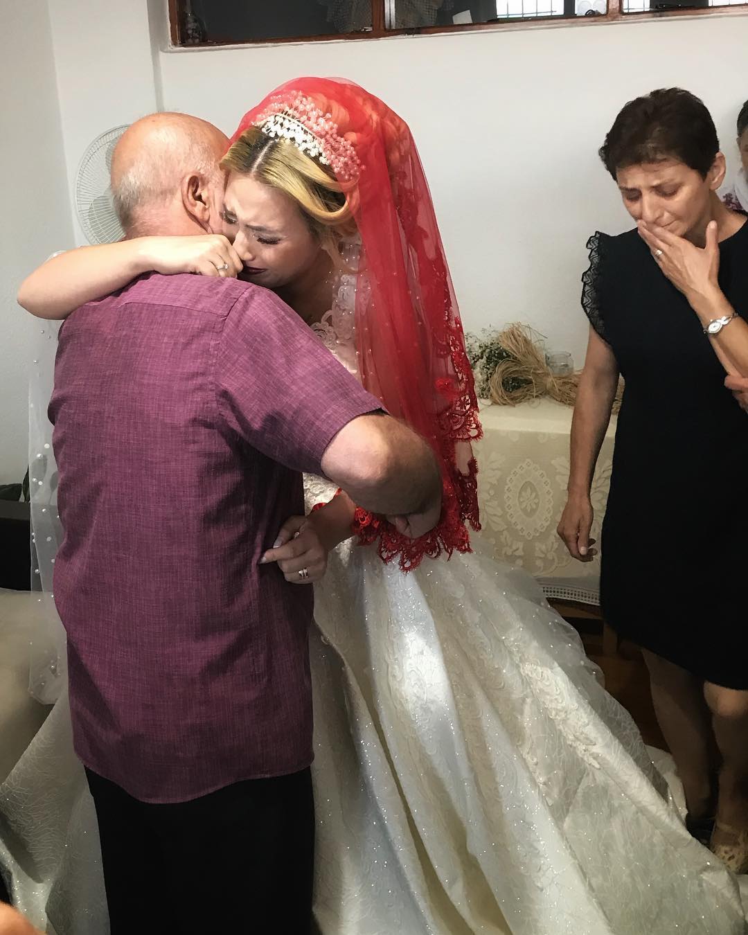 dilara merve zordur babaya anneye veda etmek en az babanin kizina vedasi kadar en guzel gelin sensindir onlar icin duvagin telin kinan gulusun batar iclerine babanin saclari aklanmissa eger ak tellerinde kizi da vardir