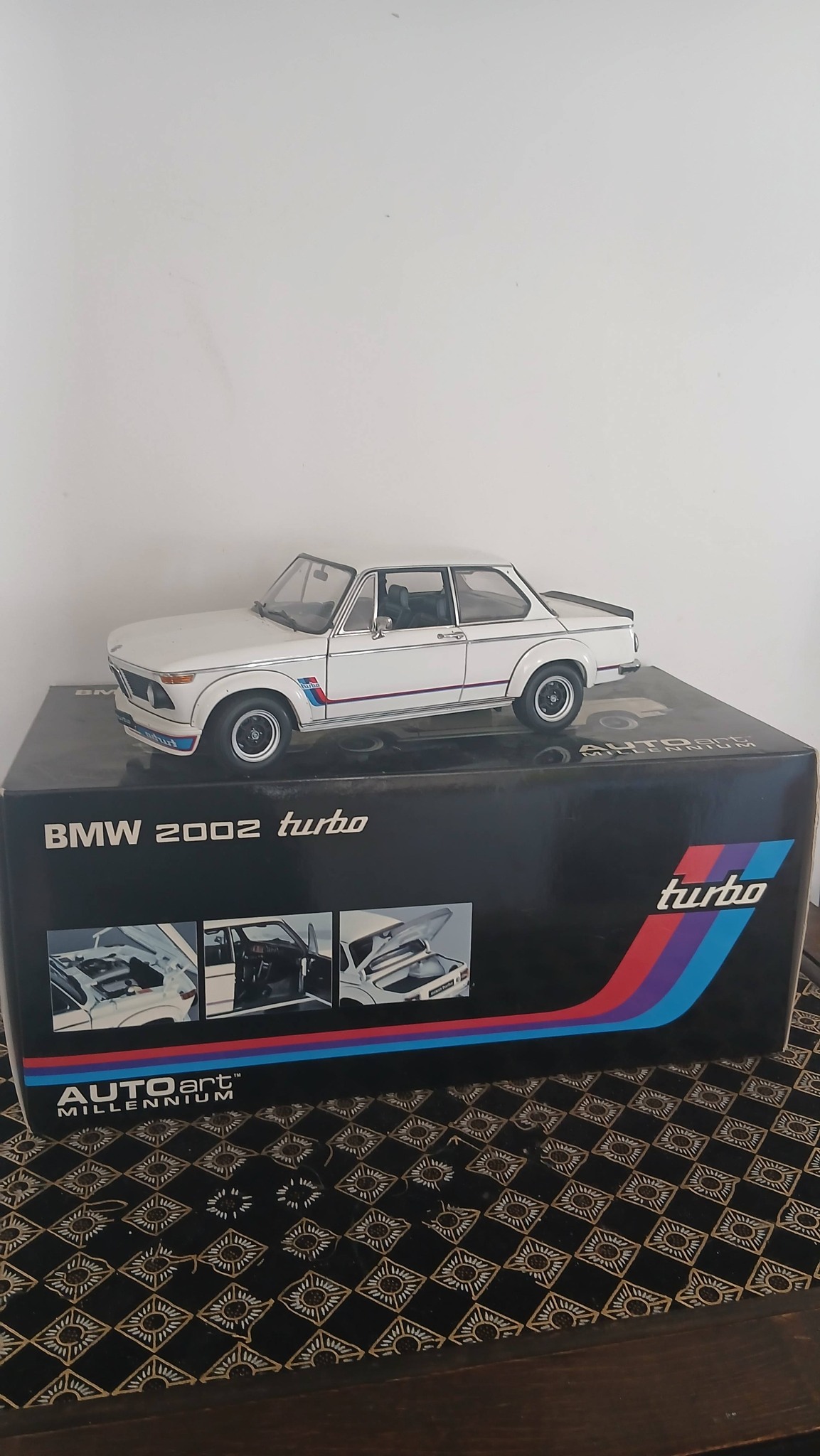 BMW 2002 Baur Cabrio (Dealer Edition) AUTOart 1:18