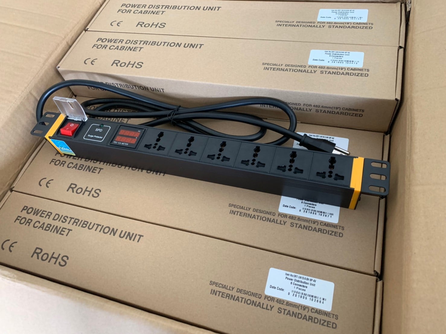 Power Distribution Unit Socket มีติดแร็คไว้เพื่อความปลอดภัย