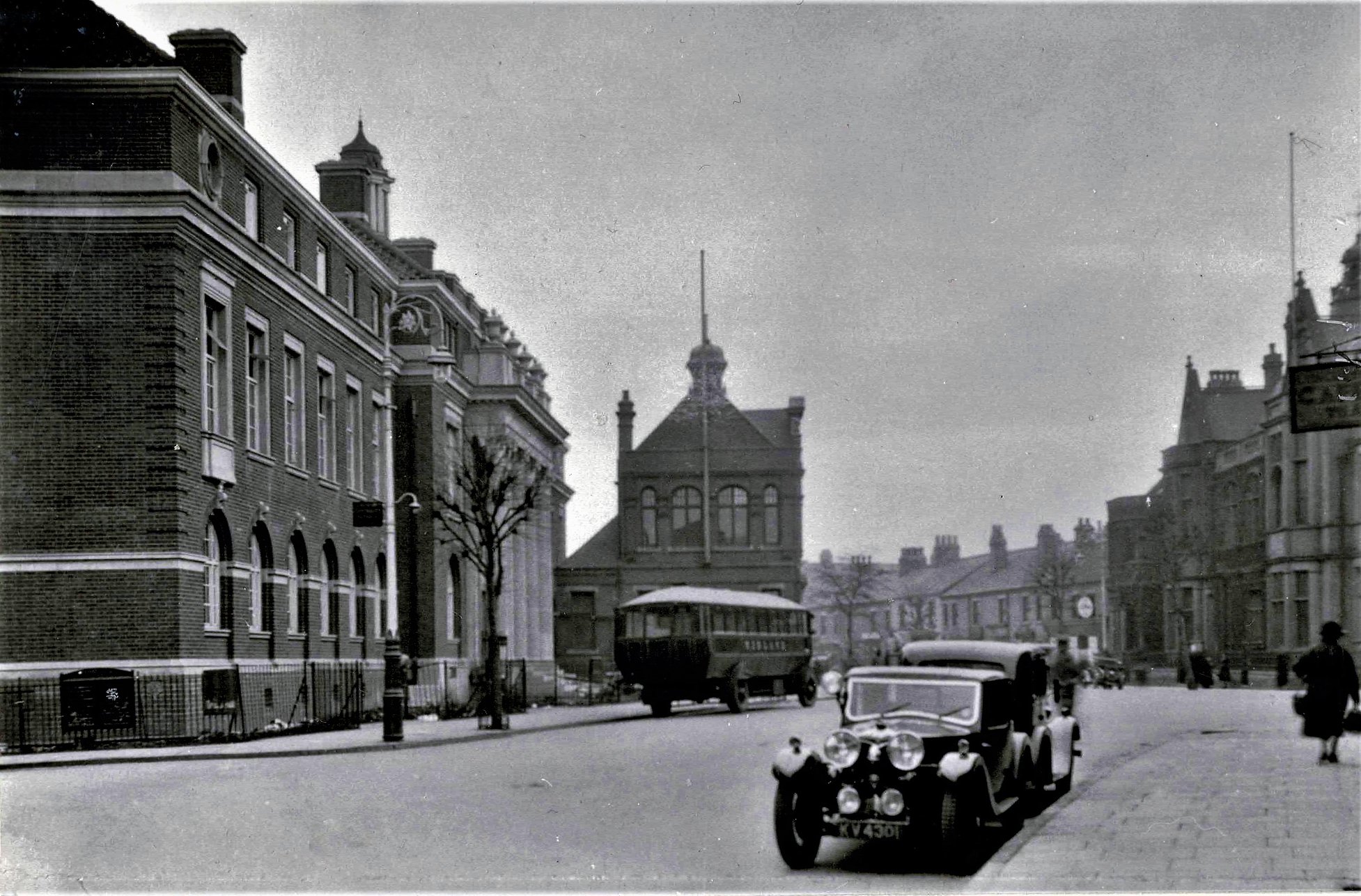 Nuneaton - **Coton Road 1933. The Council House (Town Hall) nears ...