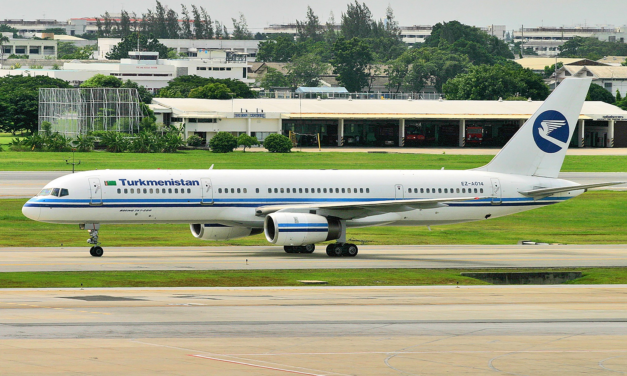 Turkmenistan Airlines Boeing 757-22K EZ-A014 DMK BKK 15 Aug 2004