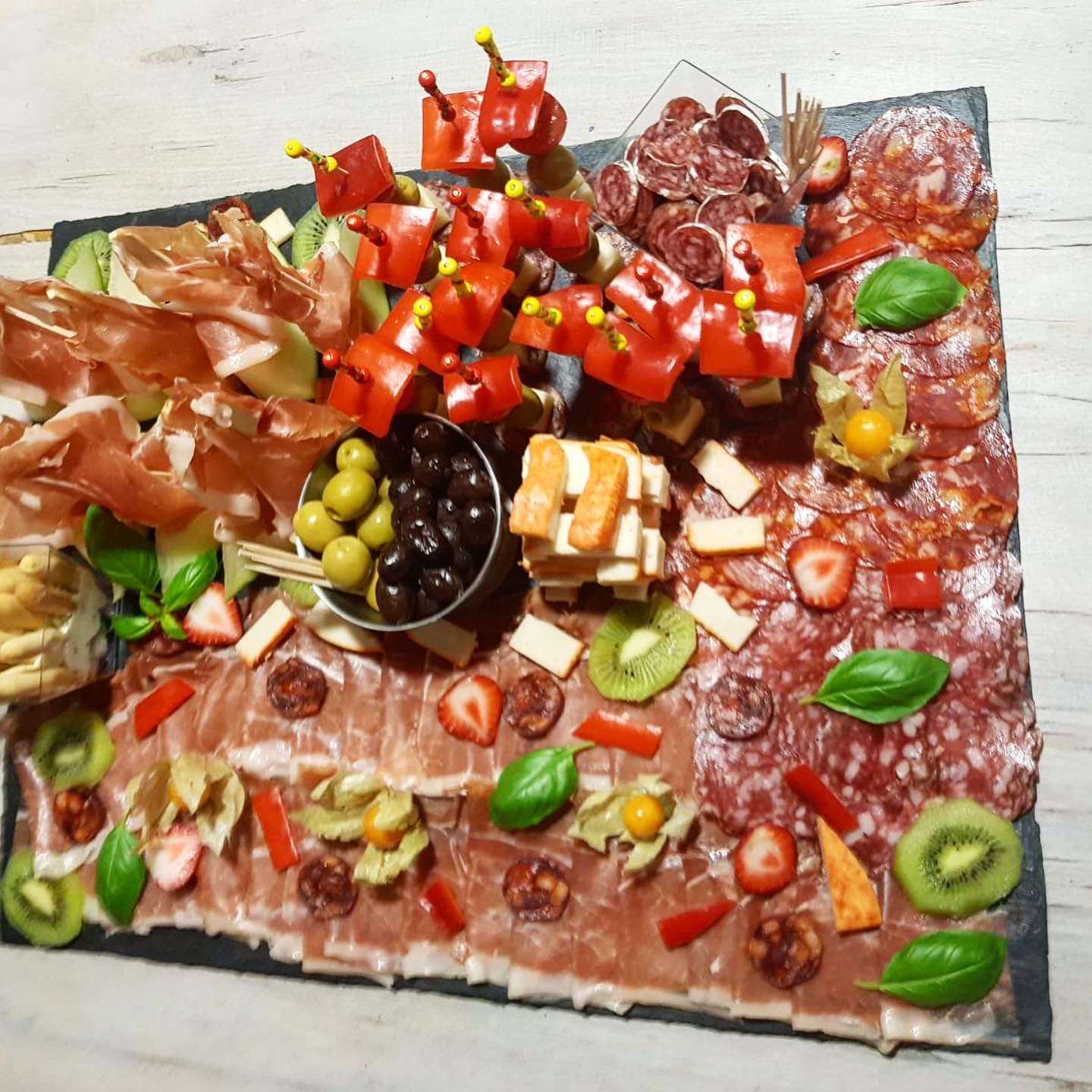 Unsere leckeren Tapas Platten gibt es natürlich auch zum abholen und mitnehmen... einfach 2-3 Tage vorher bestellen. #tapasplatte #vorspeise #fingerfood #schinkenplatte #spanischesessen #überherrn