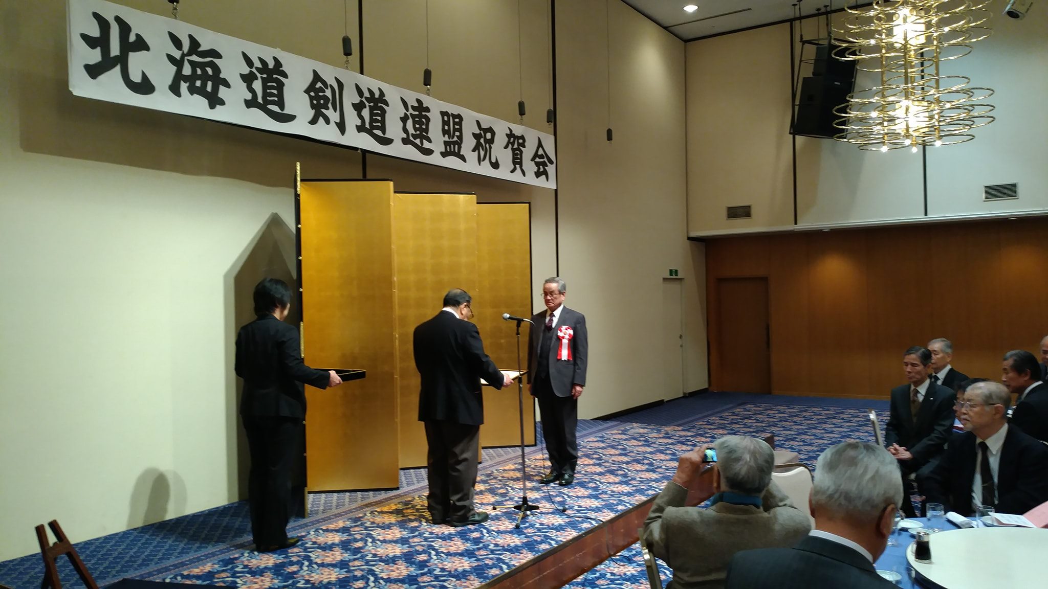 旭川剣道連盟 本日 一財 北海道剣道連盟祝賀会が開催され 一財 全日本剣道連盟剣道有功賞を受賞された本連盟会長 Facebook