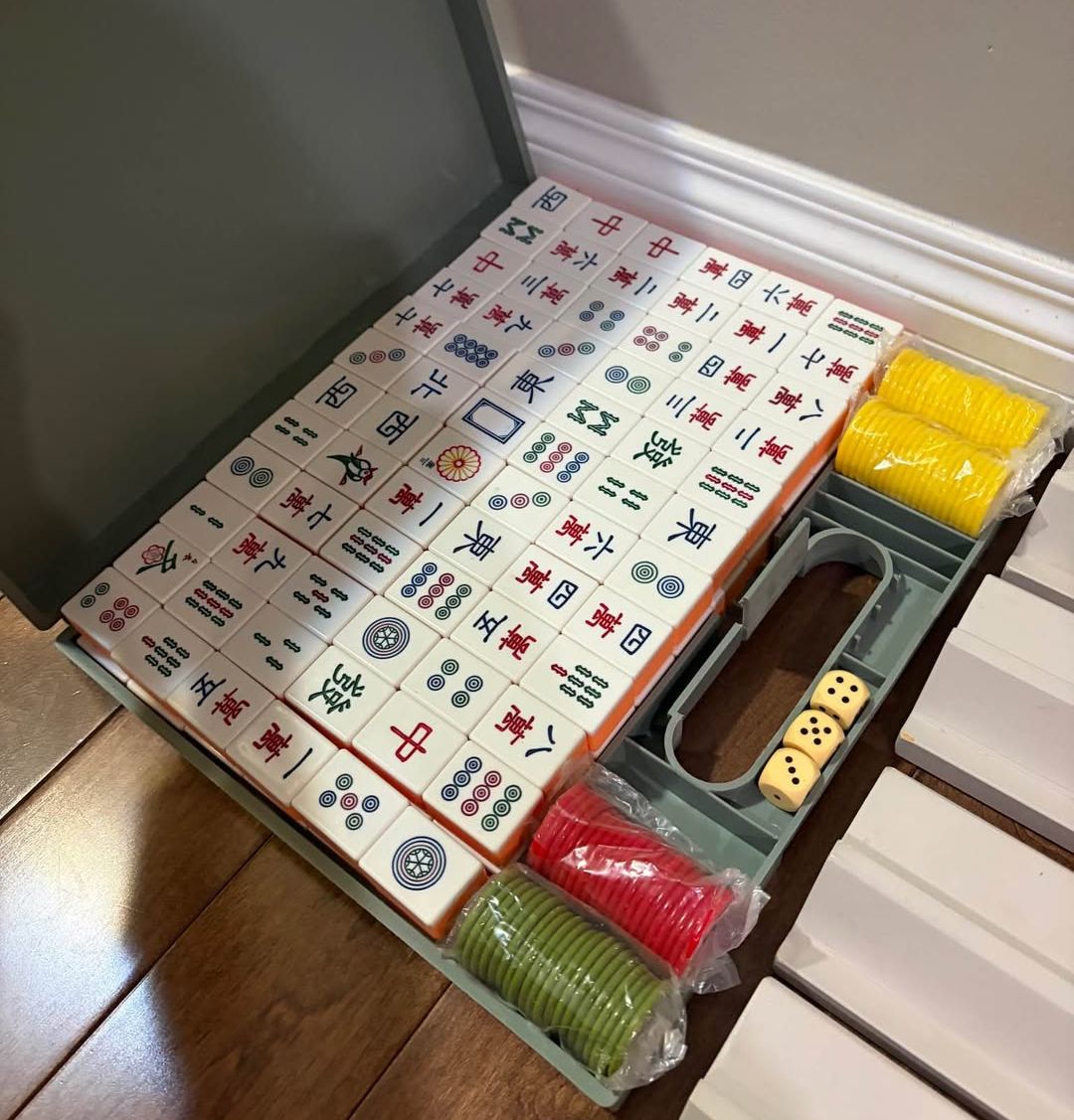 Mahjong set from 1989, need identification