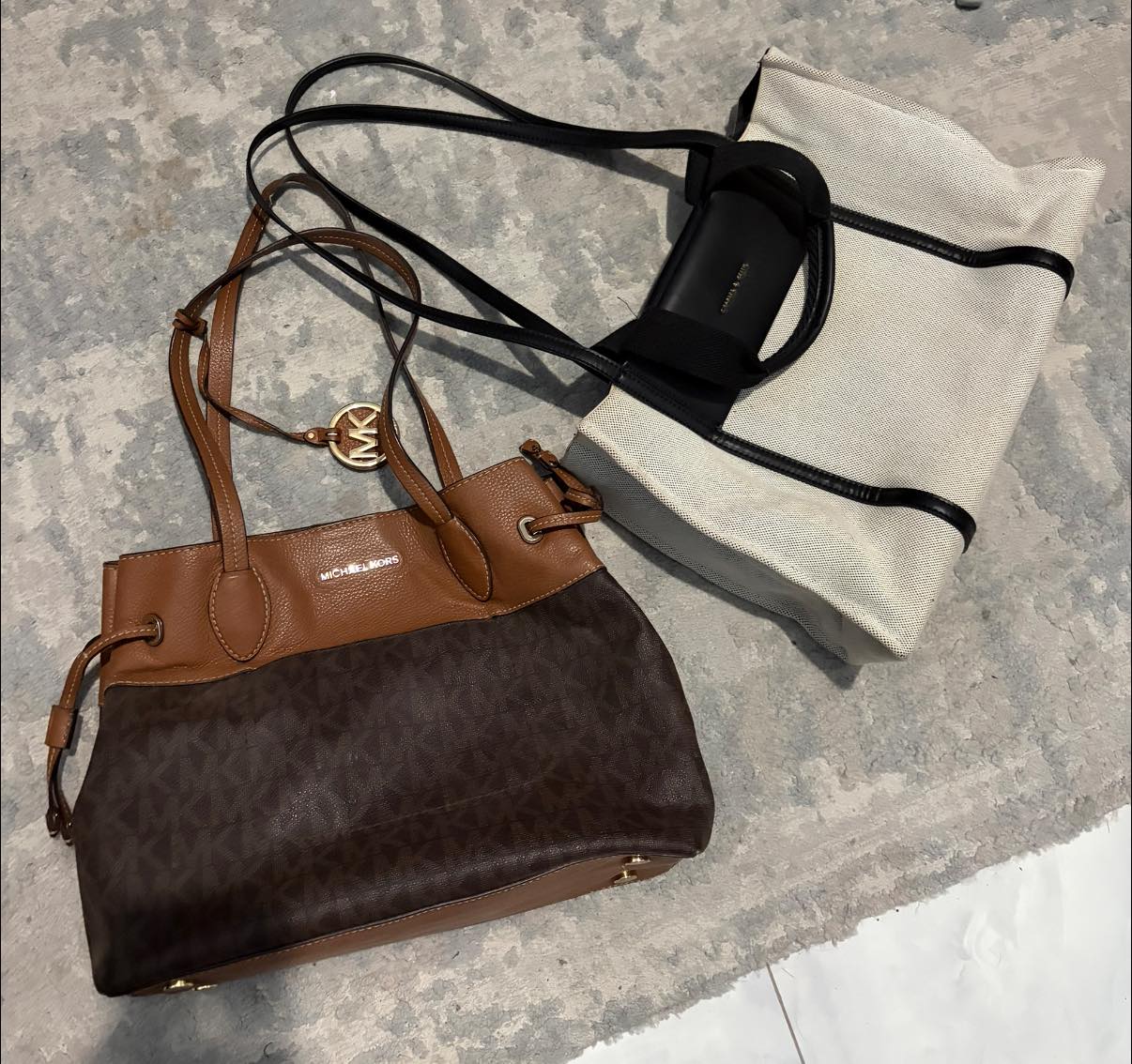 CHARLES & KEITH ‼️ ✓ XL Calla Tote Bag ✓color- Wineberry Red 