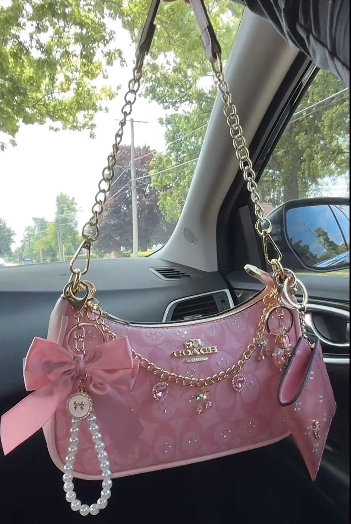 This Pink Coach Teri Shoulder Bag is TOOO DIEEE FORRRR! 😍😍💫