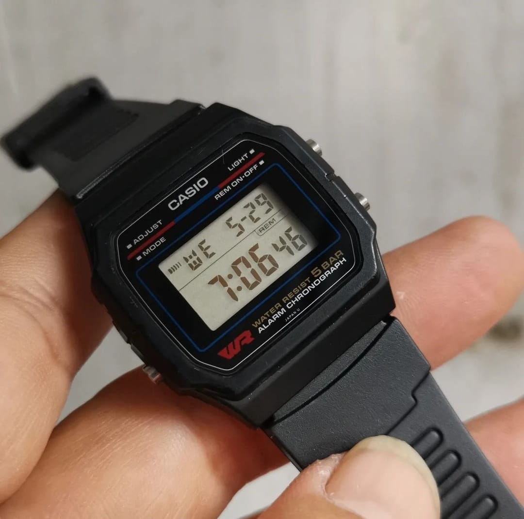 Casio w34 . year 1986 . Made in Japan . all s.steel n water