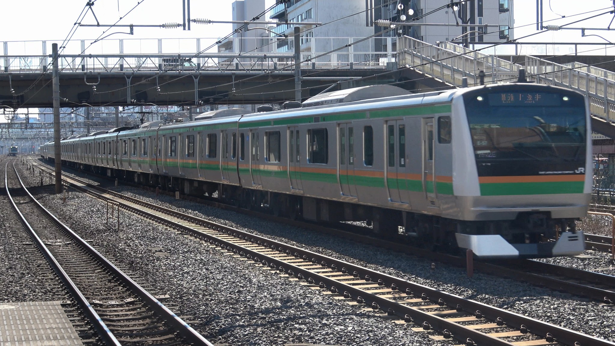 上野東京ライン E233系3000番台15両編成 1572E 国府津発小金井行きです