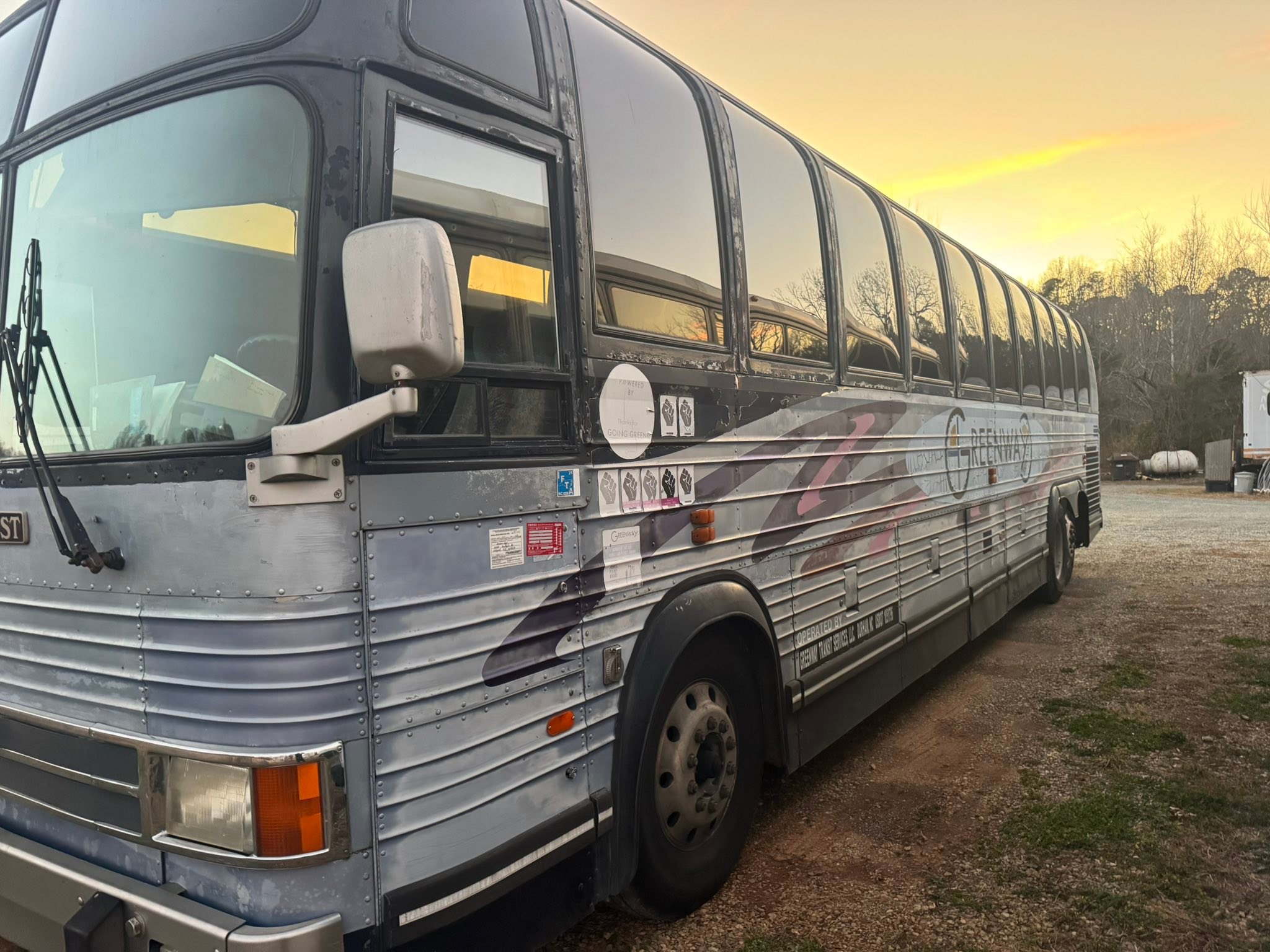 Y*L様 カミュー　アフターバス&ナポレオン Where is the horn located on a 94 Prevost Le Mirage XLIII bus?