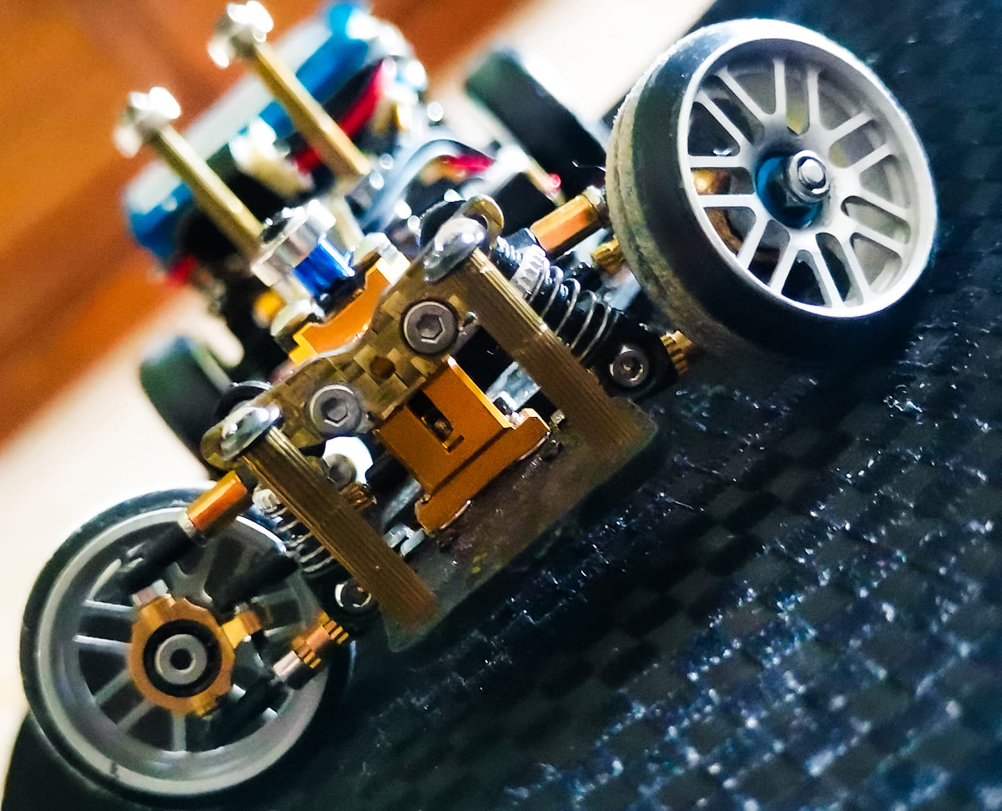 What kits can upgrade a 1/28 Atomic DRZ V2 chassis to 1/24 scale