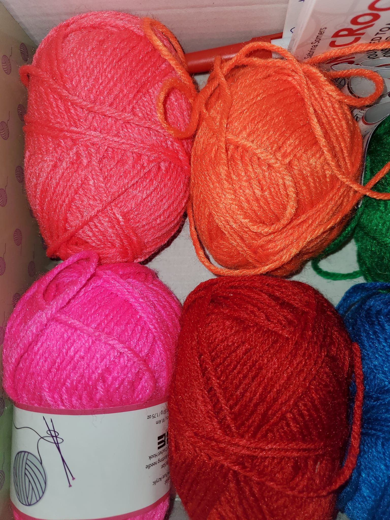 How to pair red, orange, pink, and coral yarn colors for scrunchies?